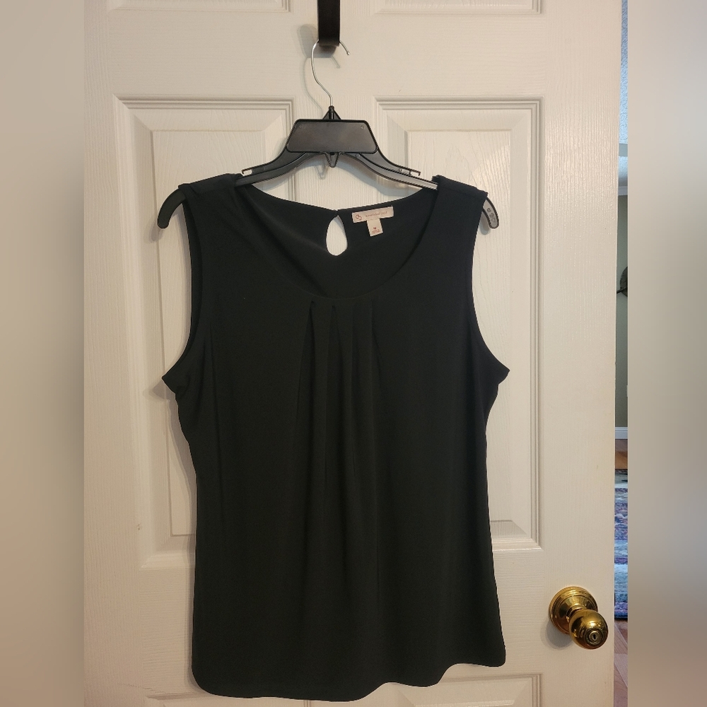 Chic Essential Sleeveless Black Blouse